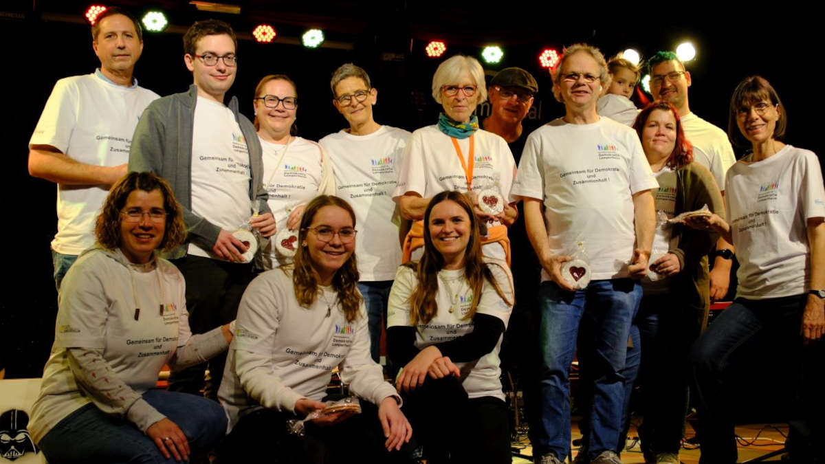 Foto zeigt alle Helfer:innen des Demokratiefestes in Lampertheim.