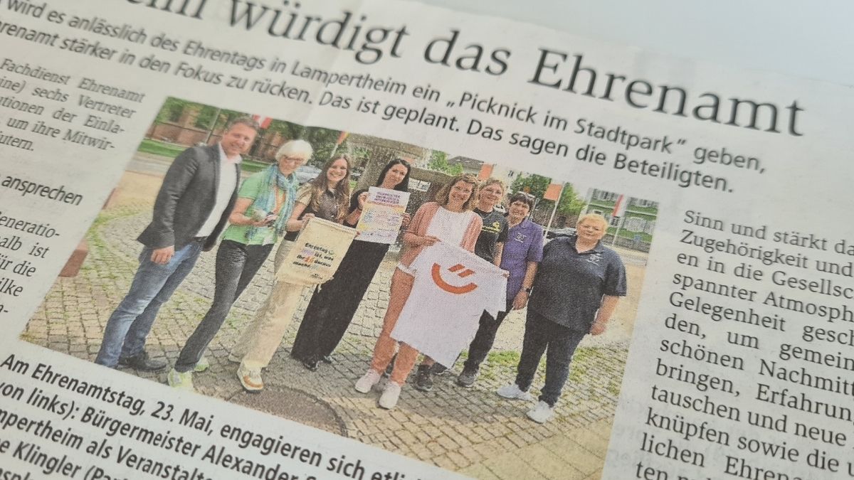 Das Blow-Up-Bild zeigt einen Ausschnitt aus einem Zeitungsartikel. Darauf sind alle Personen zu sehen, die beim Ehrentag ‚Picknick im Stadtpark‘ mitmachen.