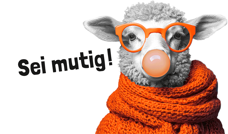 Schaf mit orangefarbener Brille und orangefarbenem Schal sowie einer orangefarbenen Clownsnase, daneben der Schriftzug 'Sei mutig!' – Motiv der Partnerschaft für Demokratie Lampertheim