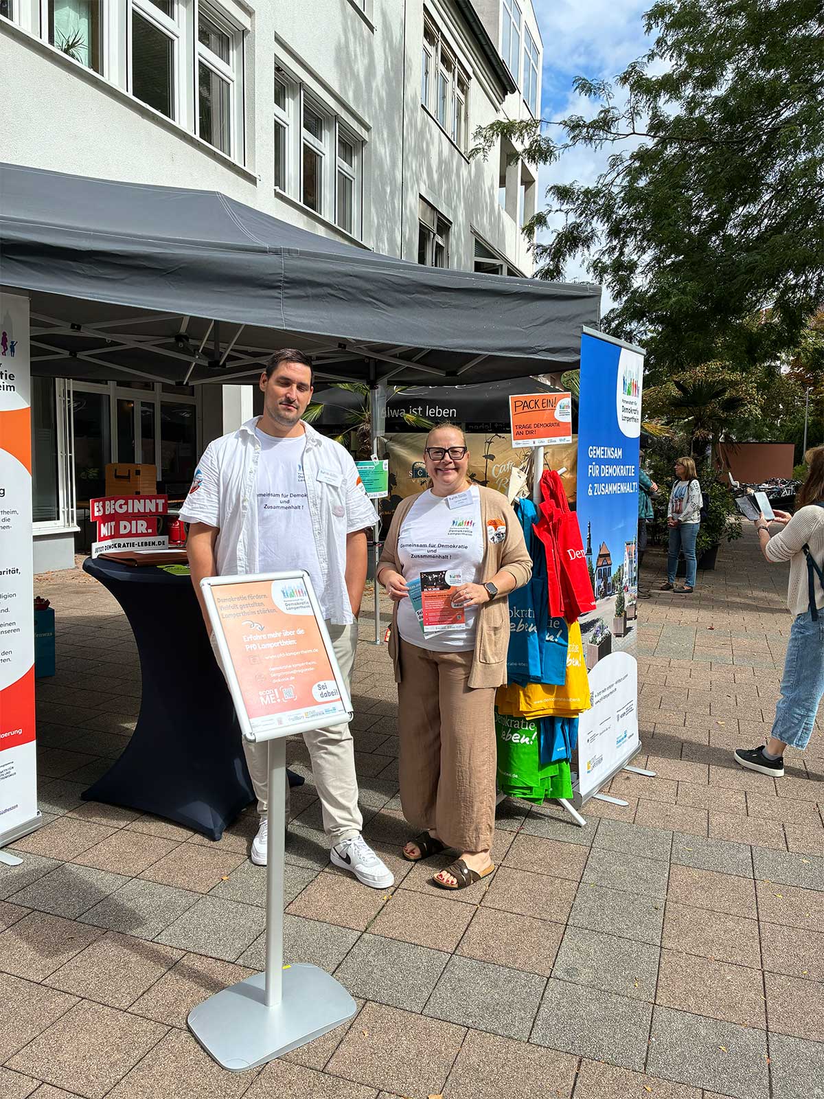 Am Infostand der Partnerschaft für Demokratie Lampertheim.