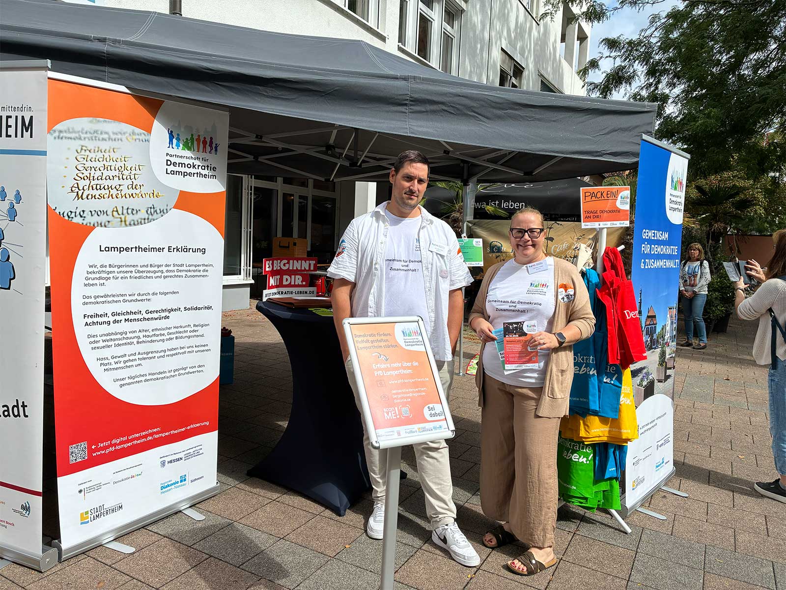 Am Infostand der Partnerschaft für Demokratie Lampertheim.
