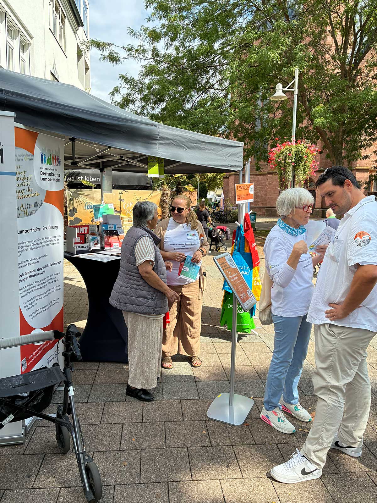 Am Infostand der Partnerschaft für Demokratie Lampertheim.