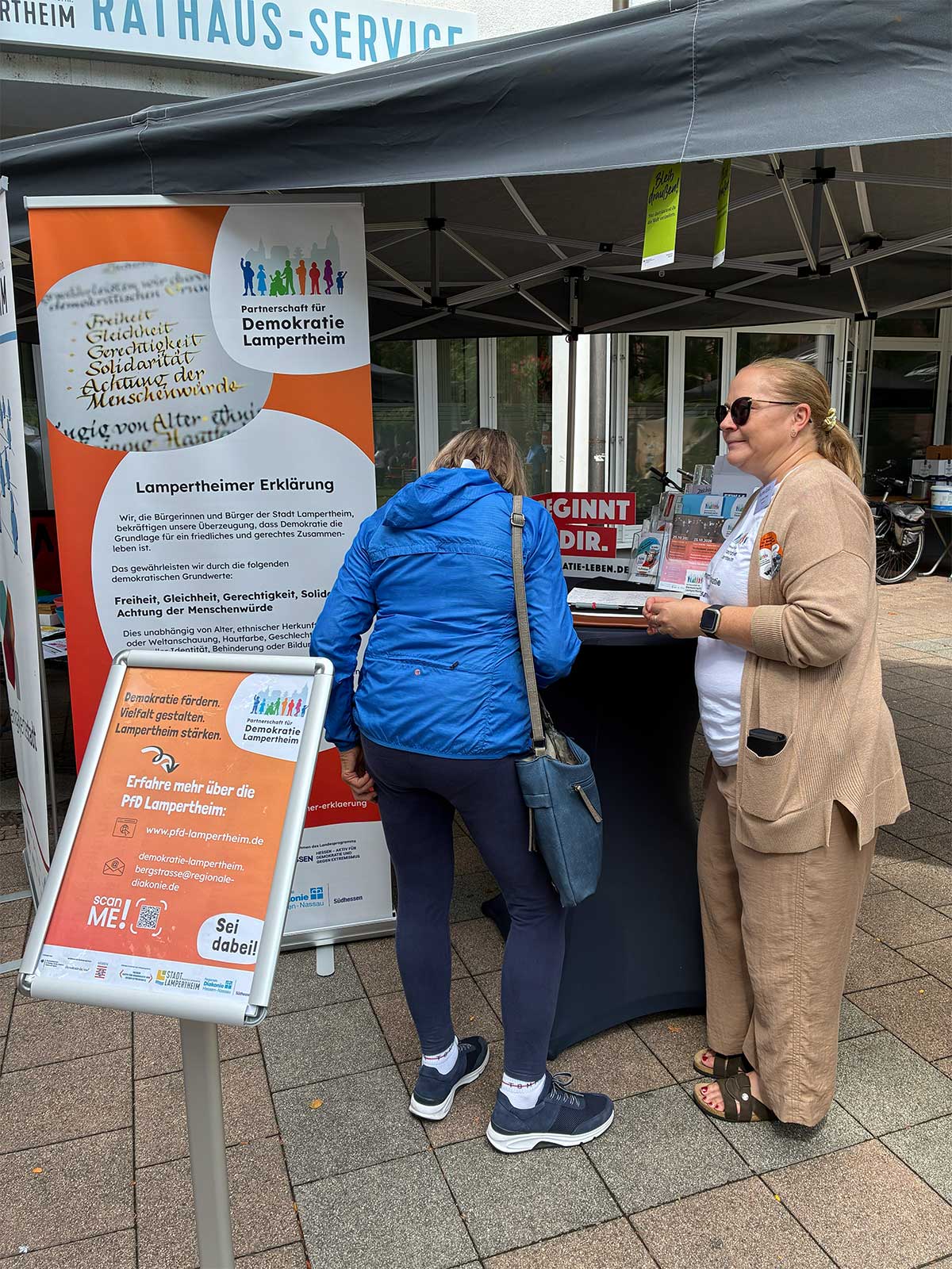 Am Infostand der Partnerschaft für Demokratie Lampertheim.